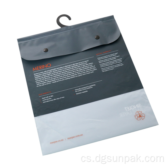 Módní taštička se zapínáním na háček na oděv